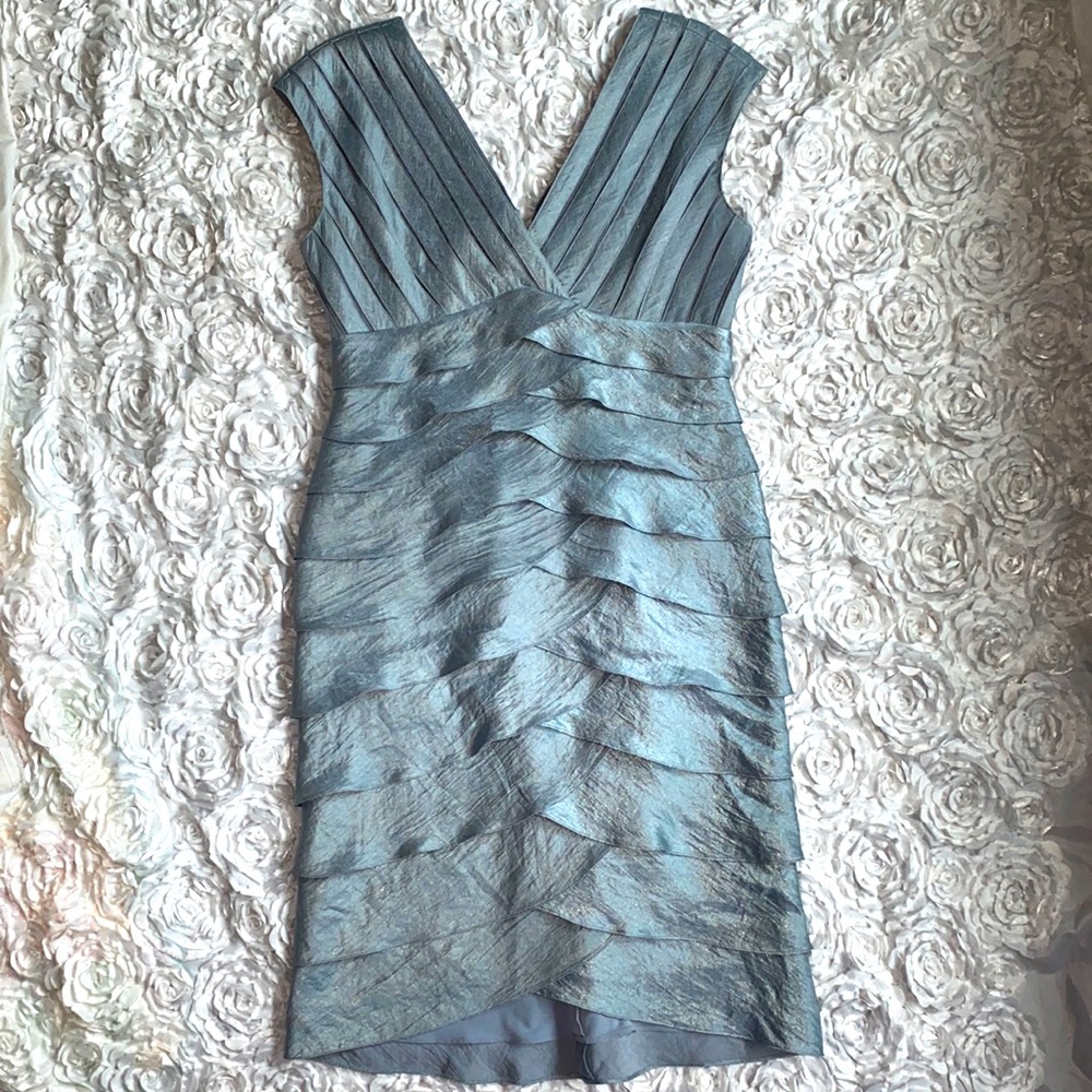 . Adrianna Papell tiered‎ cap sleeve dress size 8